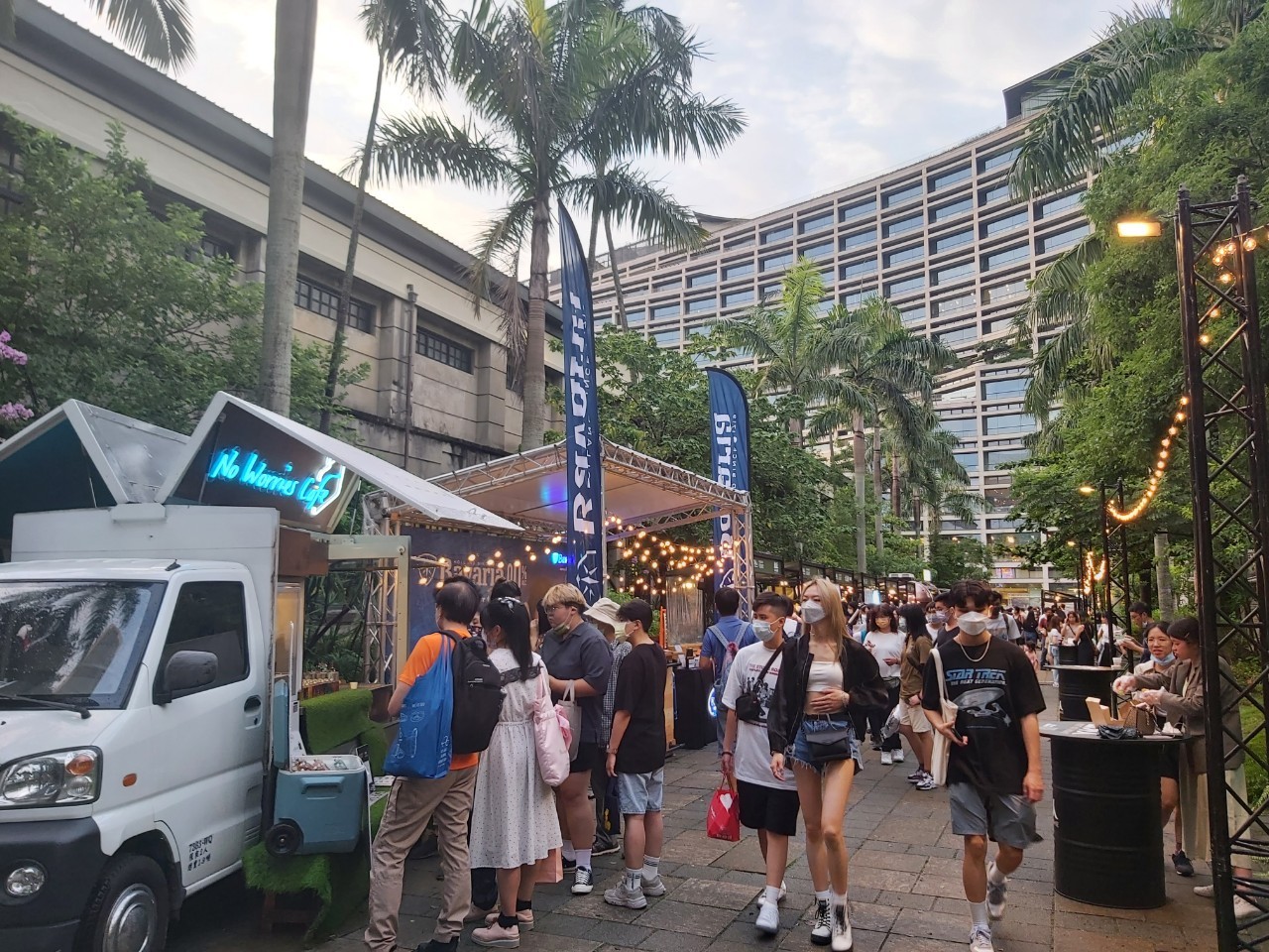 鬼月限定!松菸「鬼假鬼怪」開展 70鬼怪齊聚邀民走入台灣妖異之境 68 10. 即日起至9月11日每周五六日松菸推出夏日松一下活動,打造嶄新的臺北夜生活文化新體驗!圖為椰林大道的美食市集「出外人 x 夜間招待所」,8月推出免費喝啤酒活動