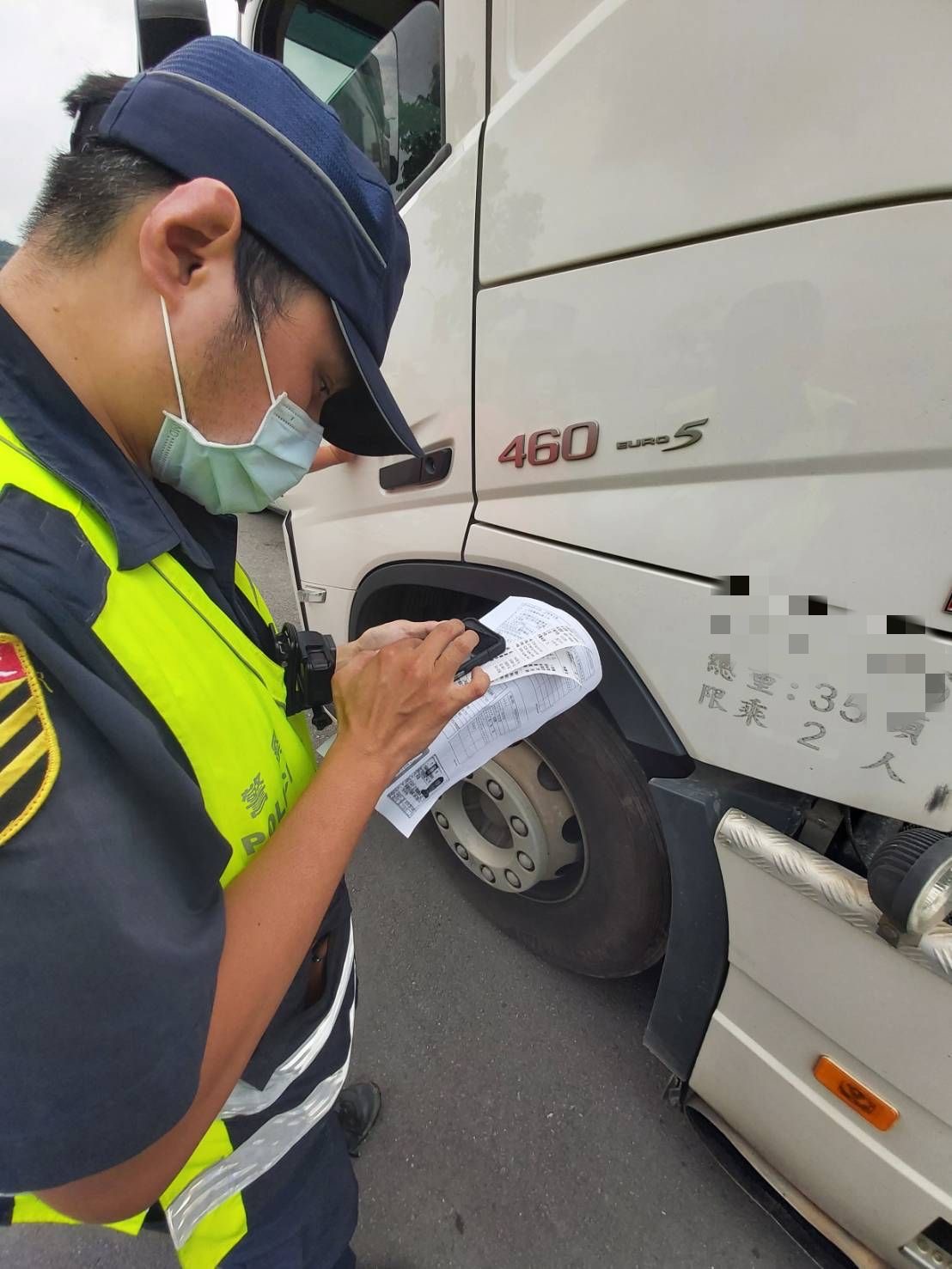 圖片說明:三峽警強力取締大型車違規超載。(記者徐煜勝翻攝)