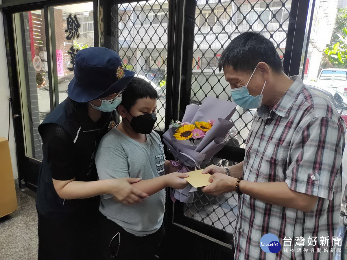 榮服處受扶助學童向認養人表達感恩。(南投縣榮服處提供)