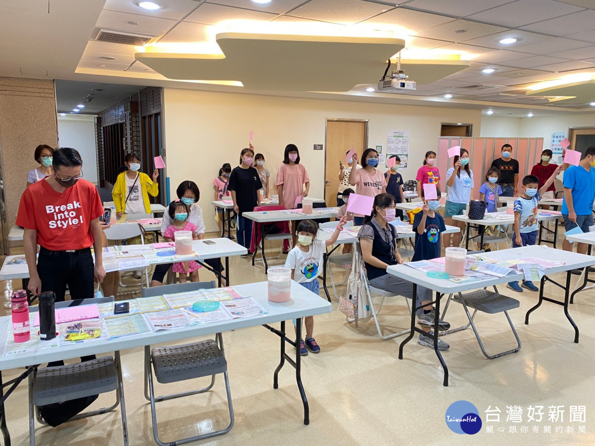 趣味遊戲讓親子合作答題,考驗默契。