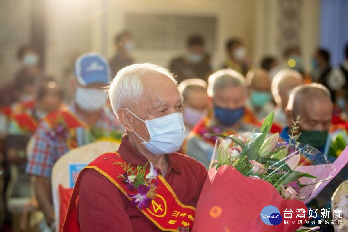 鄭市長表揚中壢區74位模範父親,感謝爸爸們為家庭子女打拚、展現人生價值。