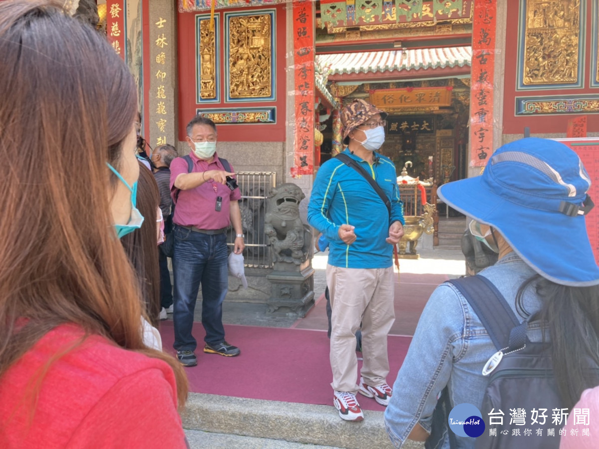 文史類得獎者王陸森帶領學員進行古蹟巡禮，為參與者導覽解說課程。
