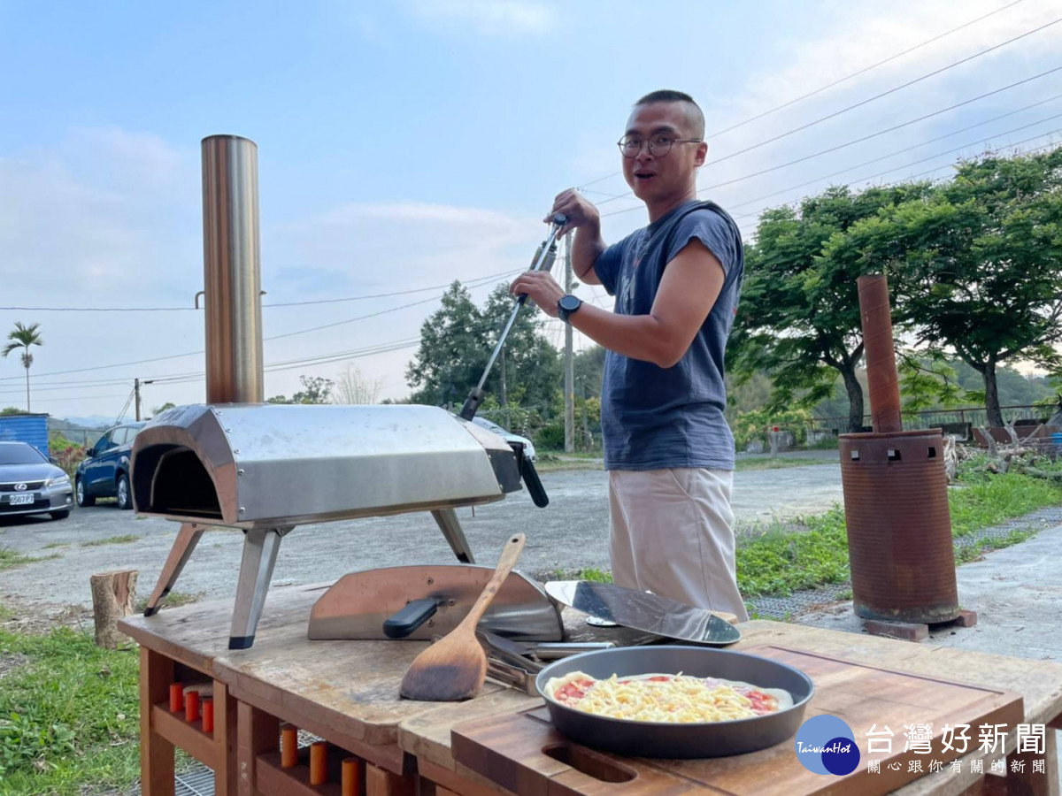 文創產業得獎者趙子維先生進行食農教育,向大眾推廣客家美食。