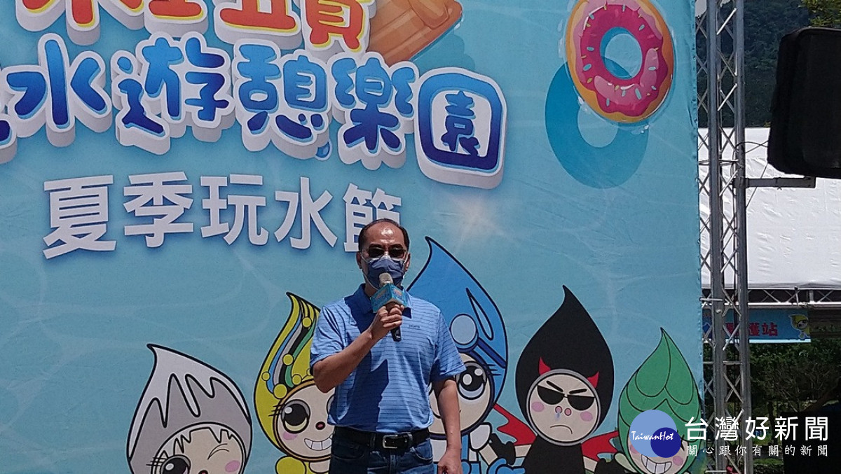 水里鄉長歡迎全國鄉親好朋友一起來水里歡度快樂的夏日時光。(記者吳素珍攝)