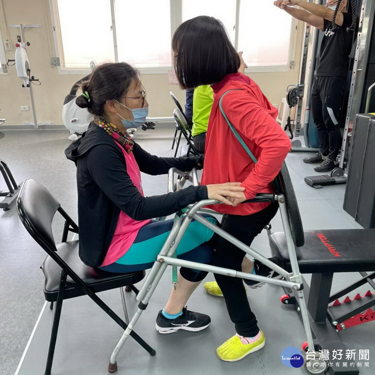「身障體適能中心」提供特殊設計的器材設備、運動教練、職能治療師專業服務,讓身障者也提升體能、延緩失能。