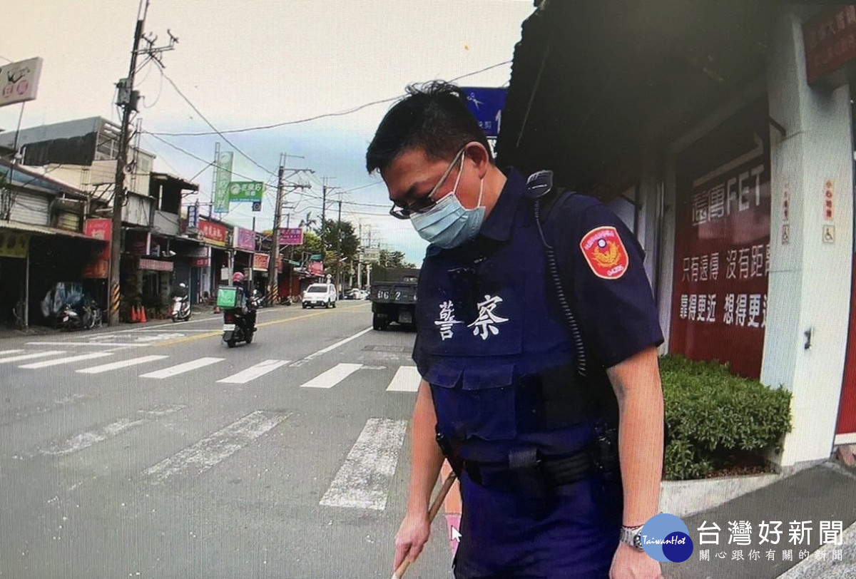 車上的強化玻璃甩出造成碎裂散落滿地，警方清掃路面玻璃碎片防制意外事故發生。<br /><br /> <br /><br /> 