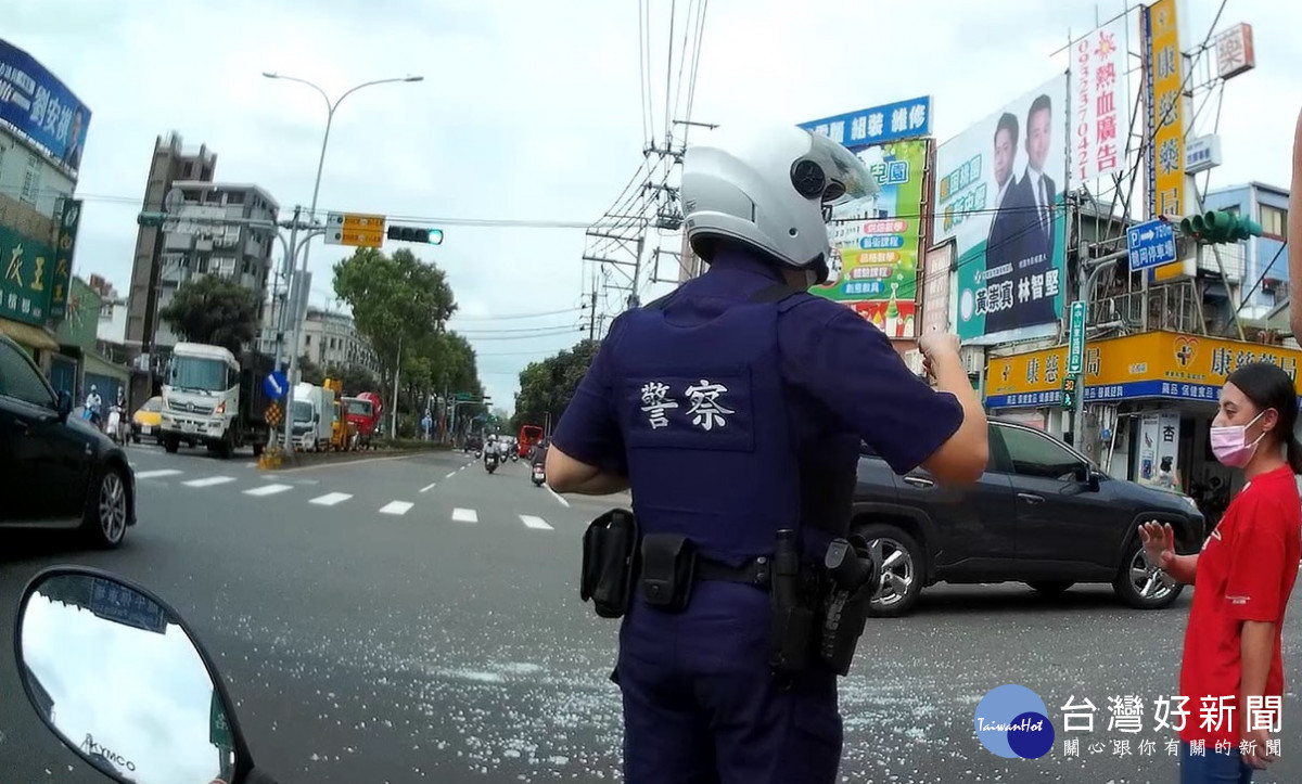 車上的強化玻璃甩出造成碎裂散落滿地，警方清掃路面玻璃碎片防制意外事故發生。<br /><br /> <br /><br /> 