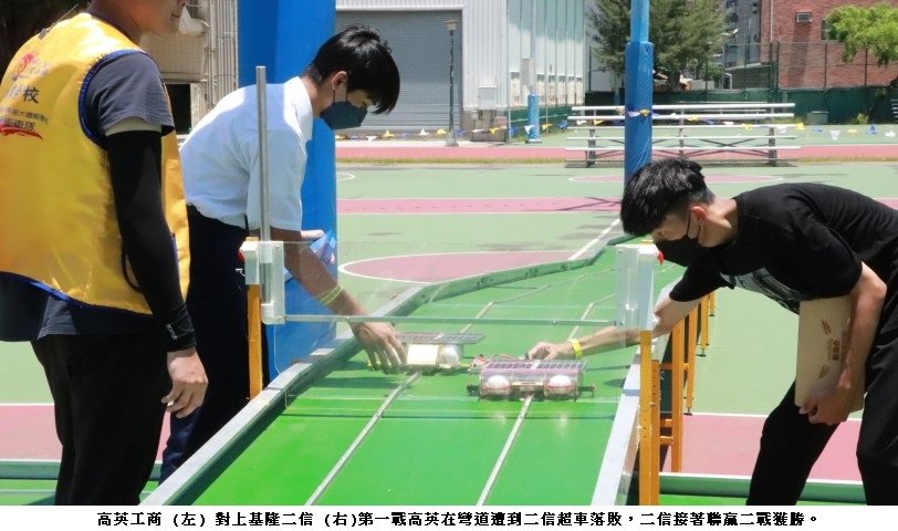 可能是 3 個人和大家站著的圖像