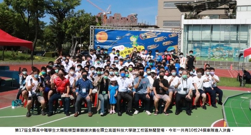 可能是 1 人、站立和戶外的圖像