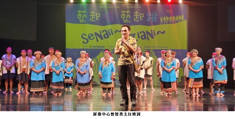 可能是 13 個人和大家站著的圖像