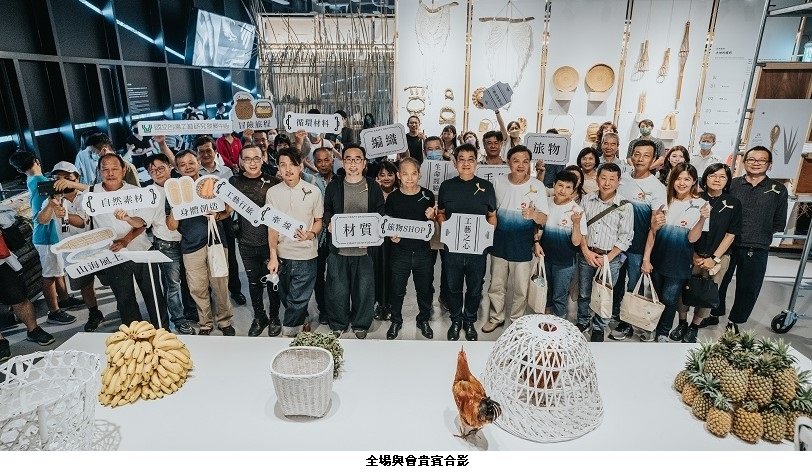 可能是 4 個人、大家站著和室內的圖像