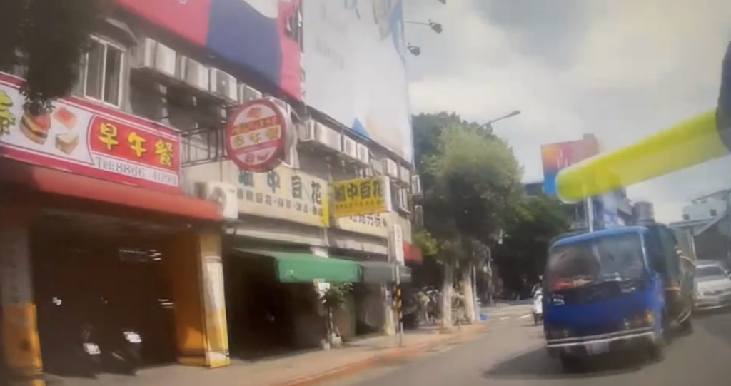 小貨車行車飄忽，違規不按燈號行駛，遂攔停該車
