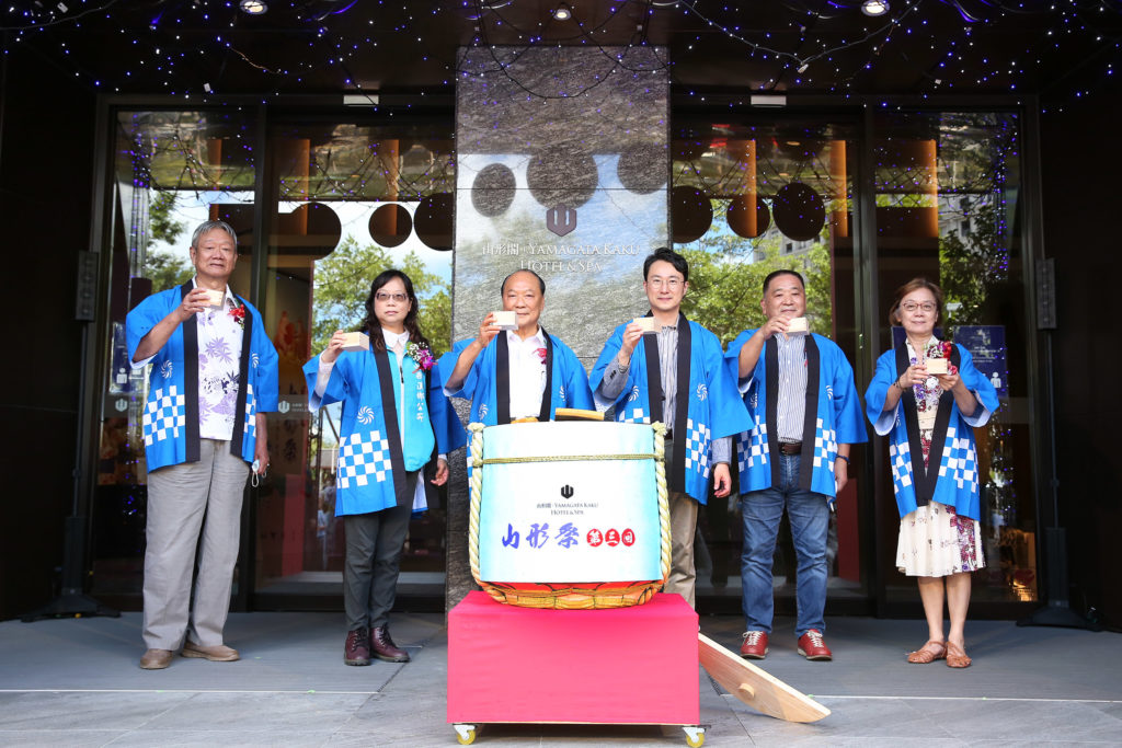鏡開儀式祈願祝福山形祭第三回活動圓滿達成(由左至右): 福泰飯店集團創辦人廖東漢、礁溪鄉觀光產業發展所所長盧玉芳、宜蘭縣副縣長林建榮、日台交流協會副代表服部崇、山形縣人會會長荒川信一、福泰飯店集團副董事長廖呂琛慧