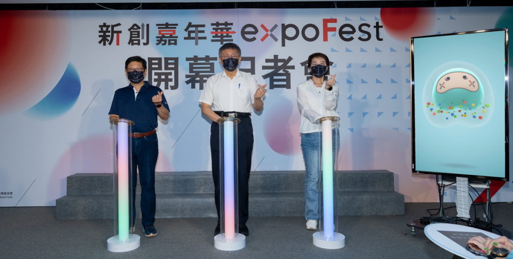 參與「新創嘉年華expofest」的貴賓一同上台合影，預祝活動順利圓滿。（市長柯文哲、副市長黃珊珊、產業局長林崇傑）