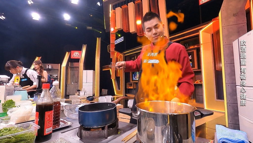 料理鍋冒大火,選手毫不改色的冷靜處理!(圖/翻攝料理之王3)
