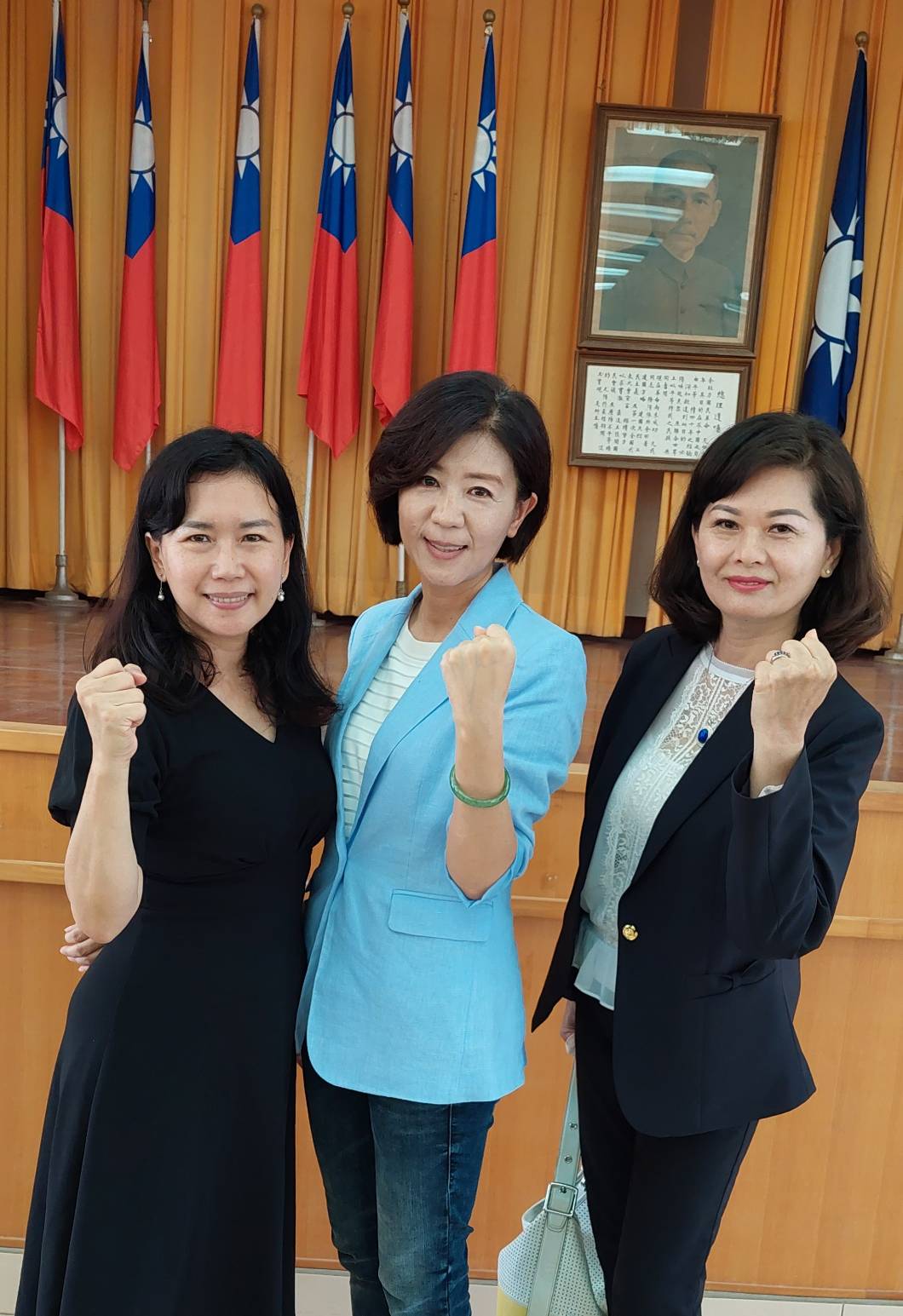 圖片說明 : 王育敏返嘉投入選戰不僅扮演母雞角色還意外成為網紅粉絲爭相合影留念。(記者劉治強攝)