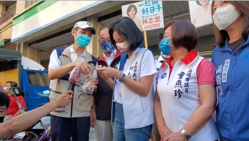 漾新聞|影》選民送來父親50年前的「福」字徽章 柯志恩激動落淚:把父親的清廉精神傳承下去