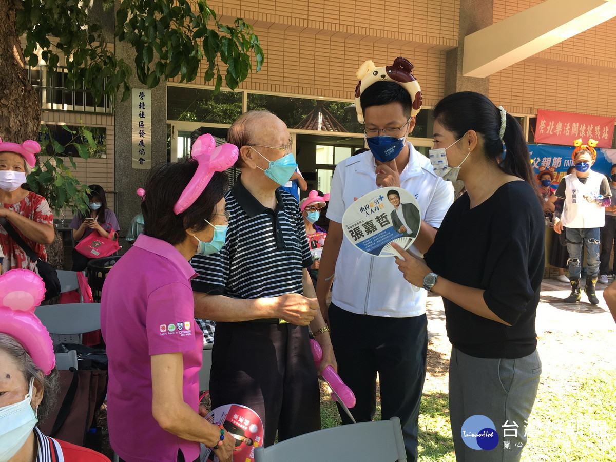 許立委張議員向百歲向秘書致意。(記者扶小萍攝)