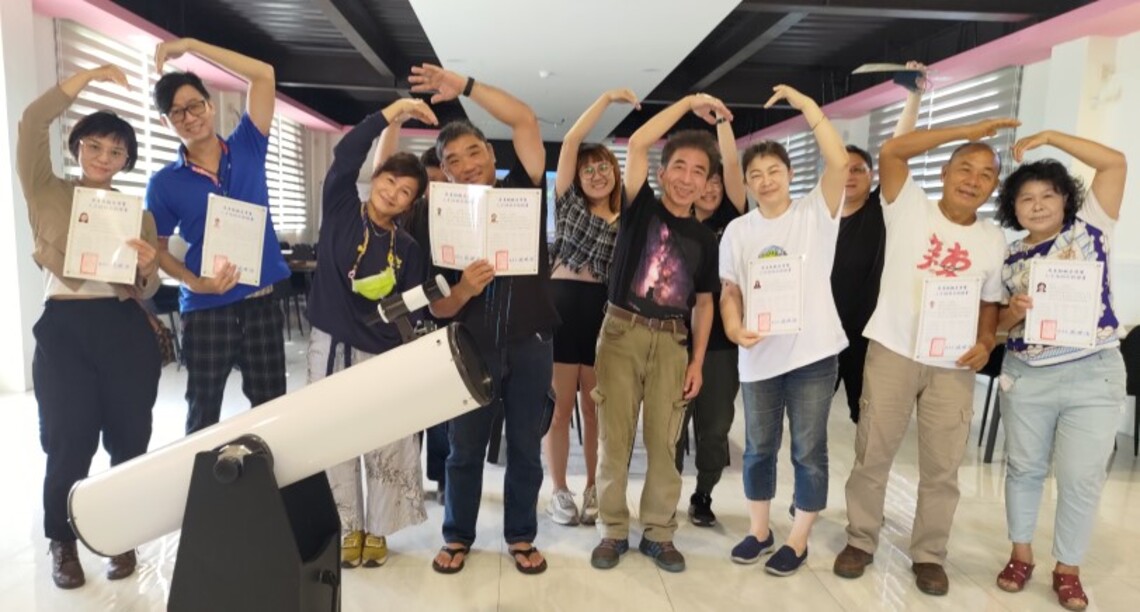農遊共學品牌枋學趣推在地星空旅遊 獲頒觀星導覽人才證書