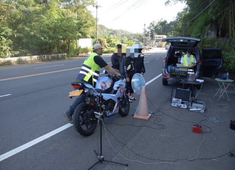 ▲警方將行駛聲音過大車輛引導至噪音檢驗站檢測    (圖/苗栗縣警察局 提供)
