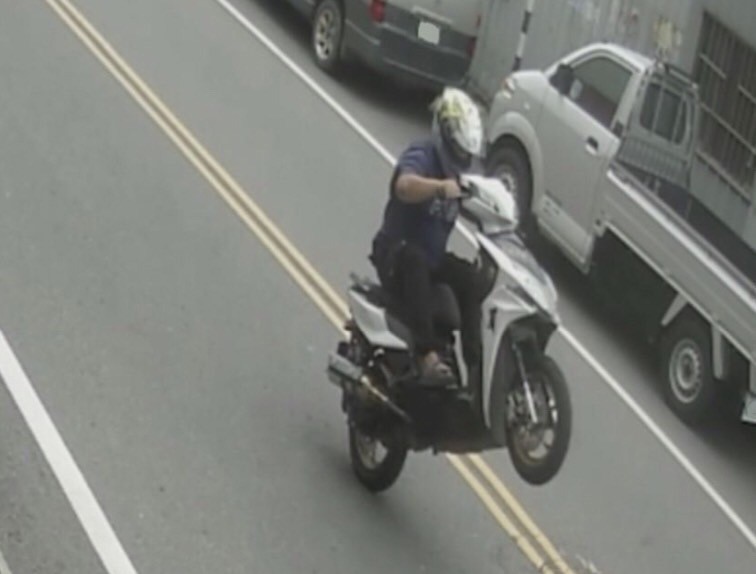 ▲有民眾以翹孤輪方式危險駕車，警方依公共危險罪嫌送辦    (圖/苗栗縣警察局 提供)