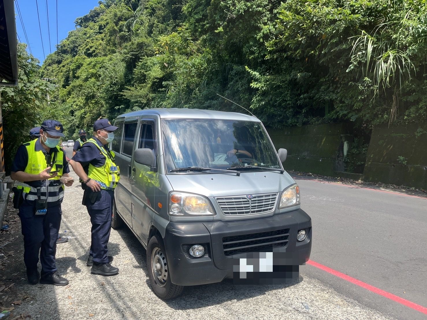 圖片說明:三峽警積極山區攔檢。(記者徐煜勝翻攝)