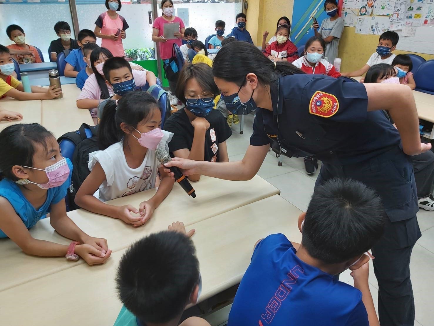 圖片說明:新莊警陪伴小孩玩闖關遊戲。(記者戴昱弘翻攝)