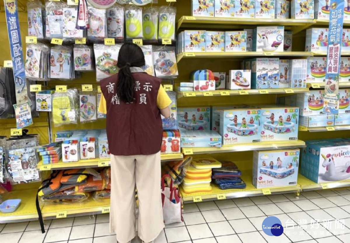 為讓消費者安心選購游泳商品，桃市府經濟發展局針對市售泳裝及泳具商品進行抽查。<br /><br /> <br /><br /> 