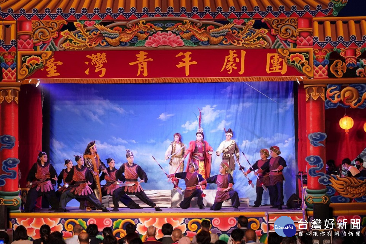 國立台灣戲曲學院青年劇團演出，精采的對白與肢體動作，讓台下民眾看得目不轉睛，頻頻拍手叫好。<br /><br /> 