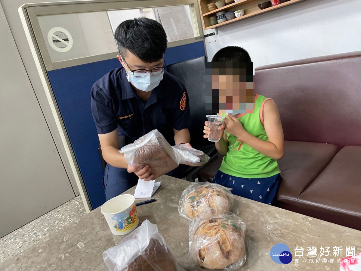 平鎮警方協助,讓可愛的男童有驚無險地回到母親的懷抱。
