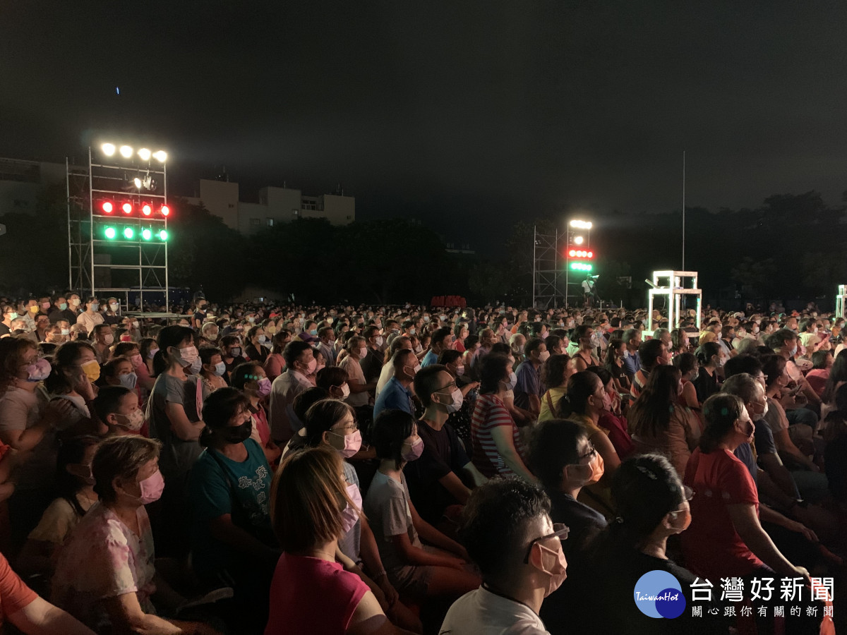 明華園壓軸大戲《鴨母王》現場民眾熱情觀賞。圖/彰化縣政府提供
