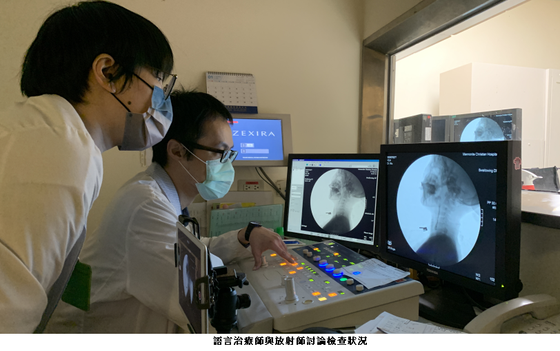 可能是 2 個人和大家站著的圖像