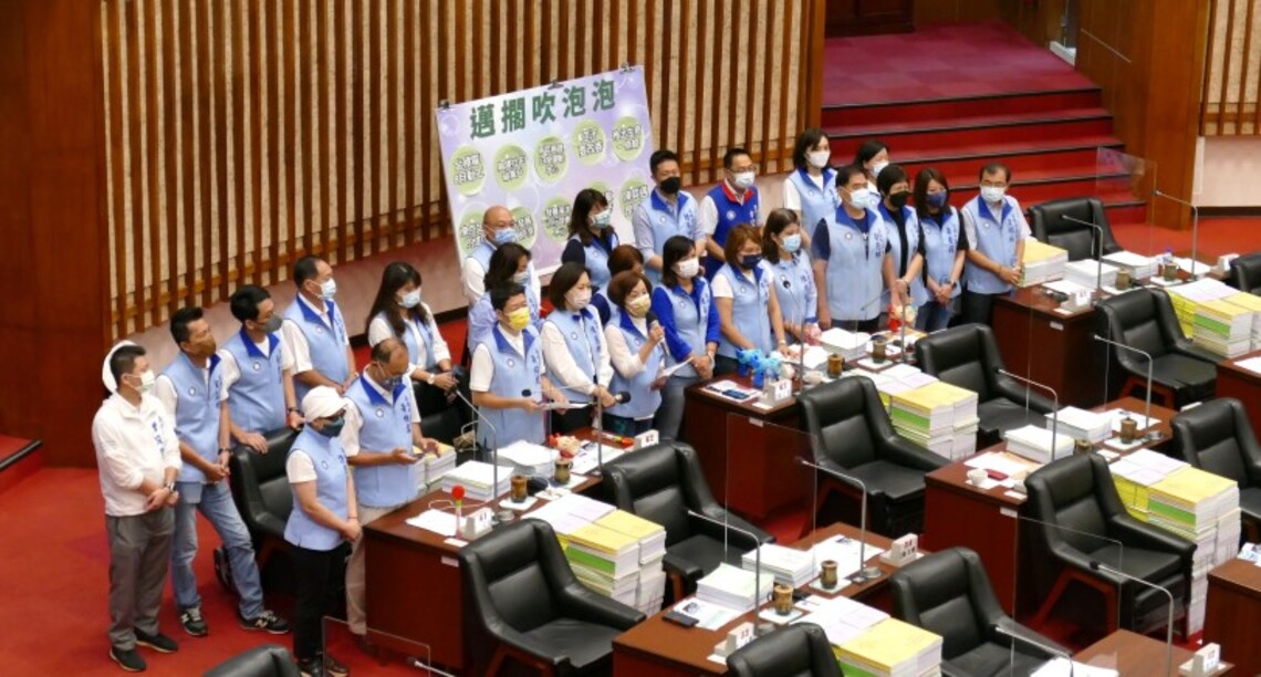 高市議會市長施政報告藍營拉布條要求「邁哥吹泡泡」