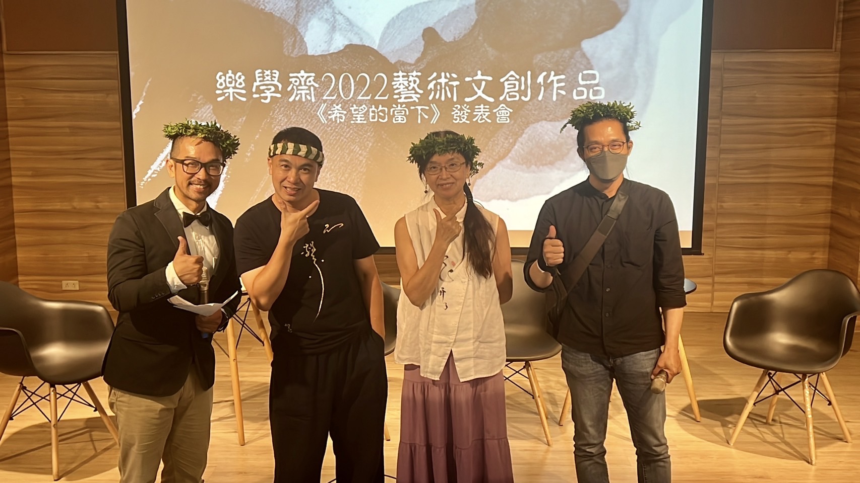樂學齋的藝術文創作品【希望的當下】，是以書藝家王志揚的書法丶作家宋芳綺的詩詞文字，在百大平面設計師林宇晟的巧思設計下完成