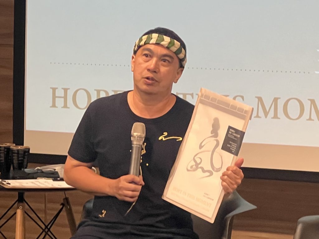 王志揚的書法，深受孔孟老莊影響，透過「以墨說法」傳達書法字
