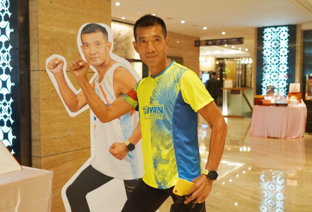 今年58歲的羅維銘，2002年自海軍陸戰隊退伍後，展開20年的馬拉松生涯。