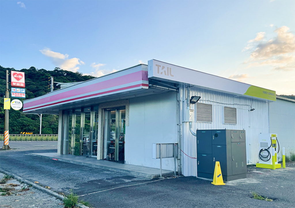 萊爾富首度攜手特爾電力於萊爾富宜蘭隘城店建置100kW電動車快充站,配置一樁二槍