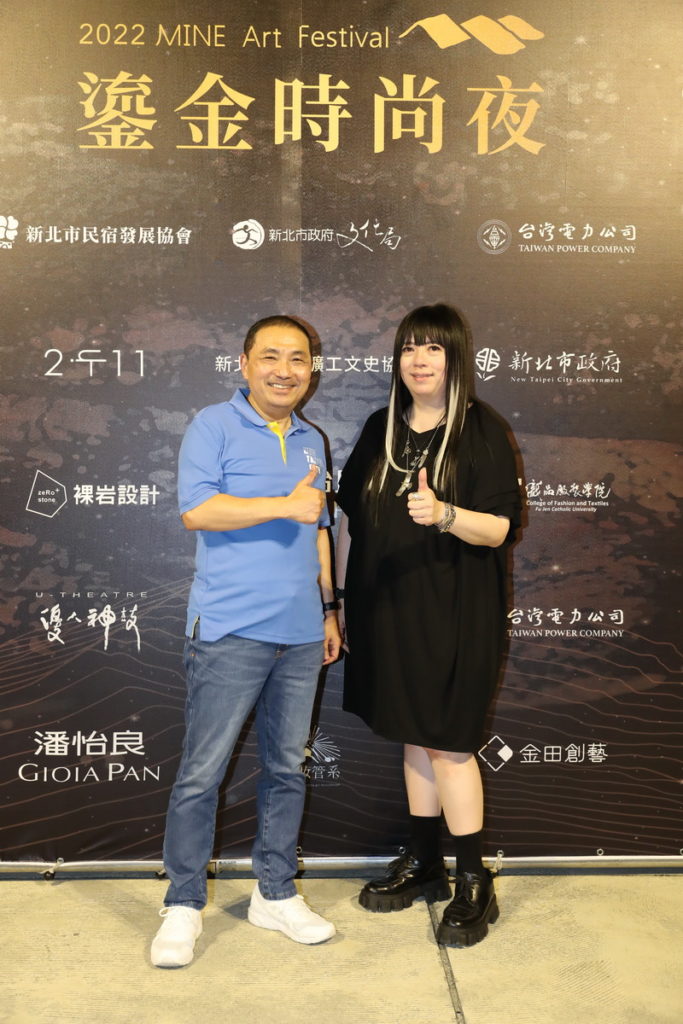 鎏金時尚夜 新北市長侯友宜與這次大秀藝術總監 潘怡良設計師合照