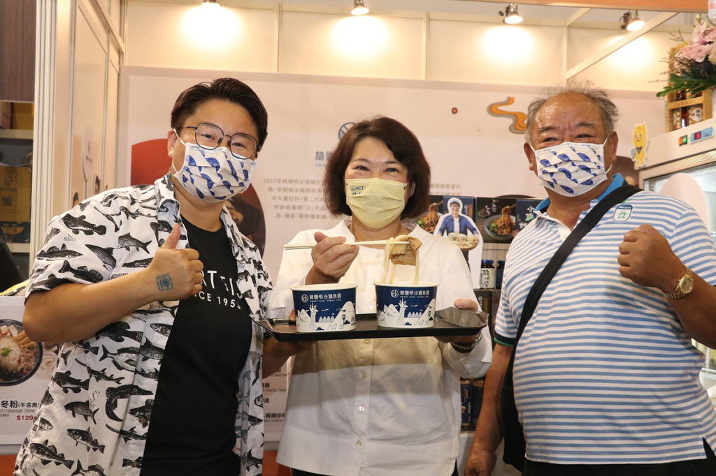 市長與沙鍋魚頭合照