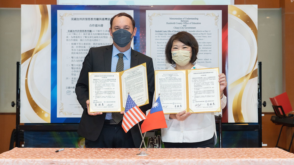 市長黃敏惠與教育廳副廳長Dr. Smart共同簽署教育合作意向書