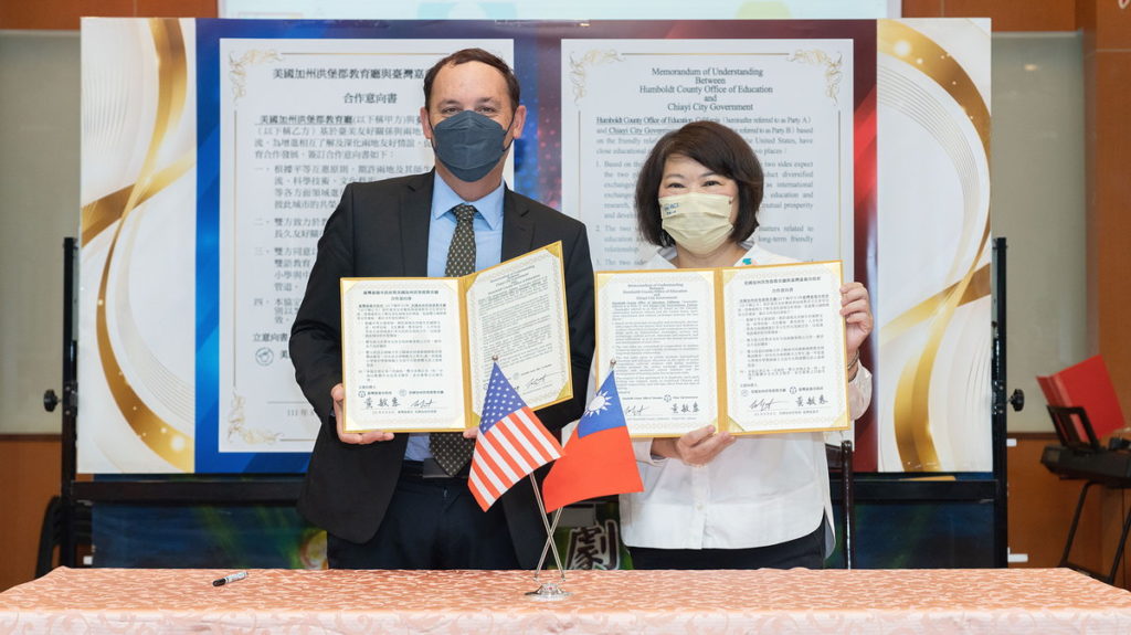 市長黃敏惠與教育廳副廳長Dr. Smart共同簽署教育合作意向書