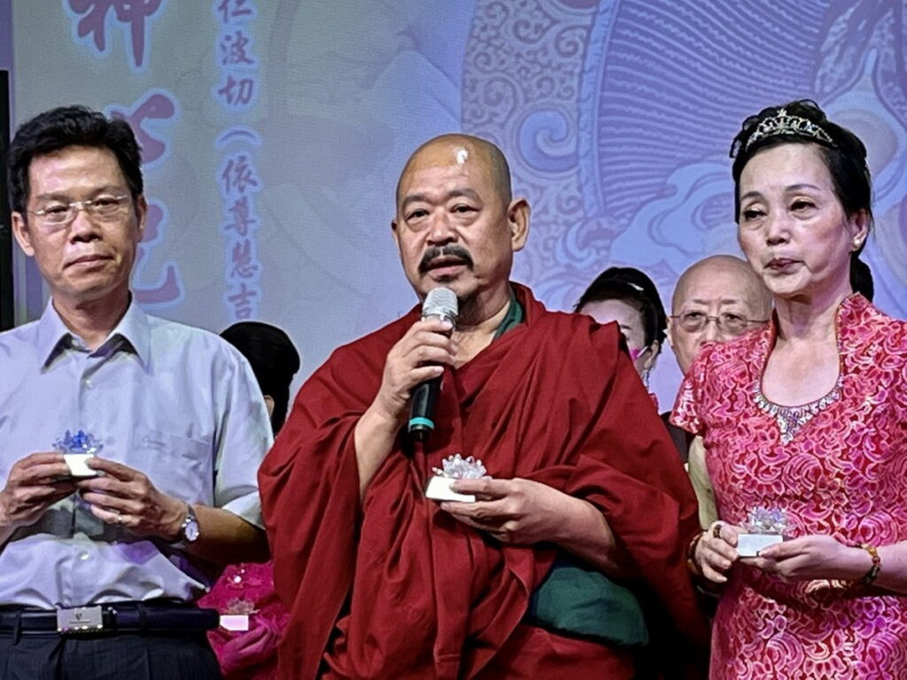 國際嘎噹巴佛教總會依尊慧吉祥大活佛主法"供燈祈福財神法會"為民眾祈福