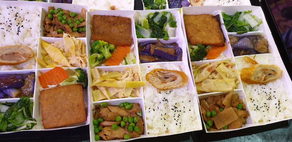歡迎全台善心大德,每月持續捐100~300個素食便當(每個120元)，在送出愛心素便當同時也啟動對弱勢團体的愛心關懷