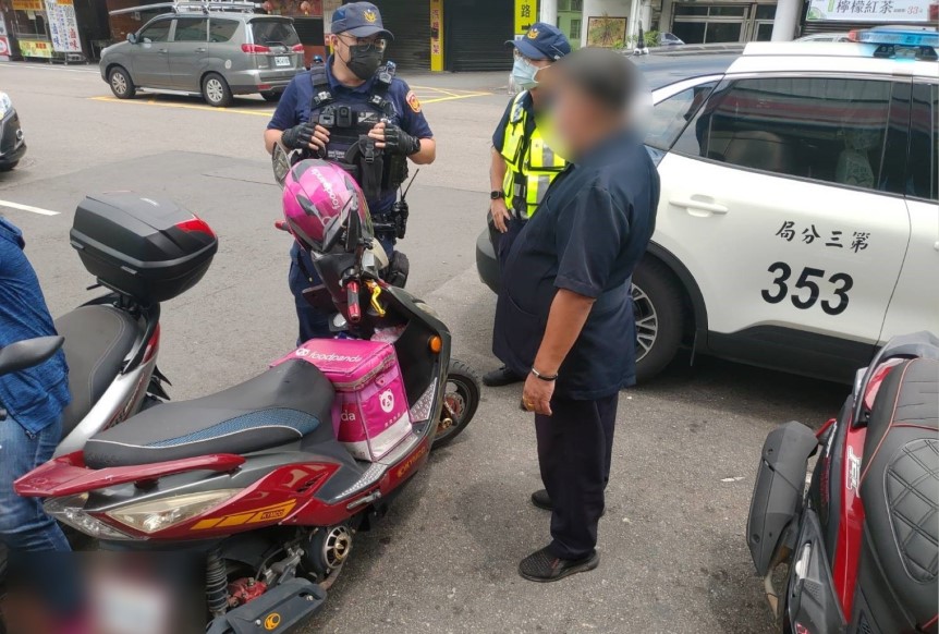 ▲立德所員警在超商門口找回周男記錯停車位的機車 (圖/台中市警察局 提供)
