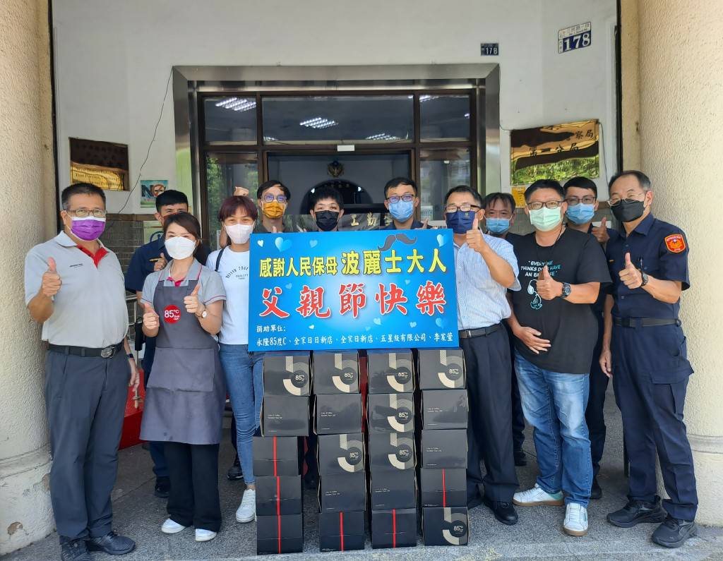 ▲民眾感謝警察辛勞,於父親節前夕贈送警一分局「波麗士爸爸」近40個蛋糕 (圖/台中市警察局 提供)