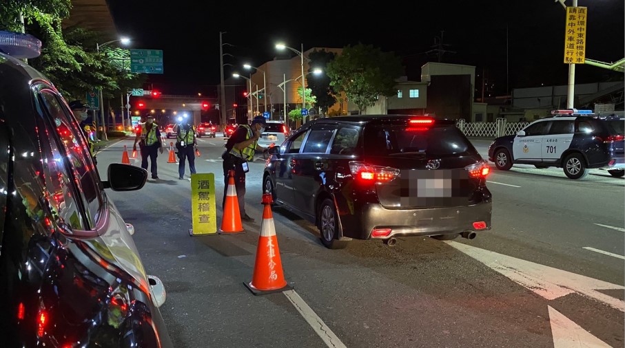 ▲「爸爸節」家庭聚會把酒言歡沒問題，酒後駕車就不行 (圖/台中市警察局 提供)