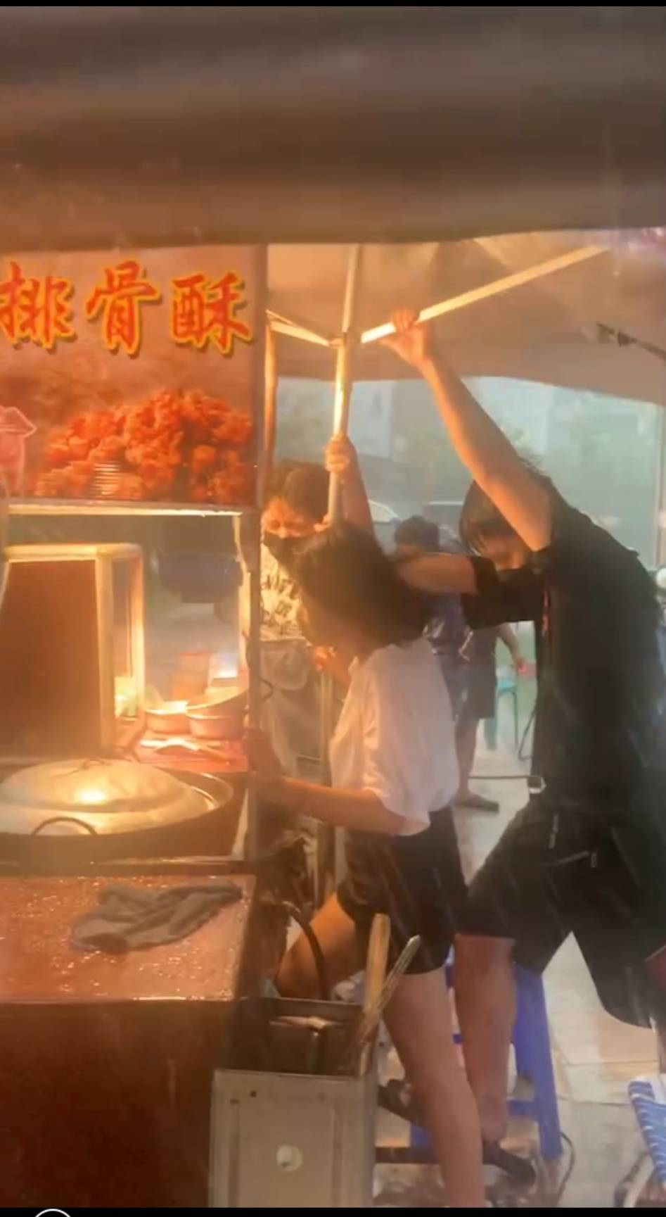 圖片說明 : 幾近颱風等級的狂風暴雨讓攤商措手不及。(記者劉治強攝)