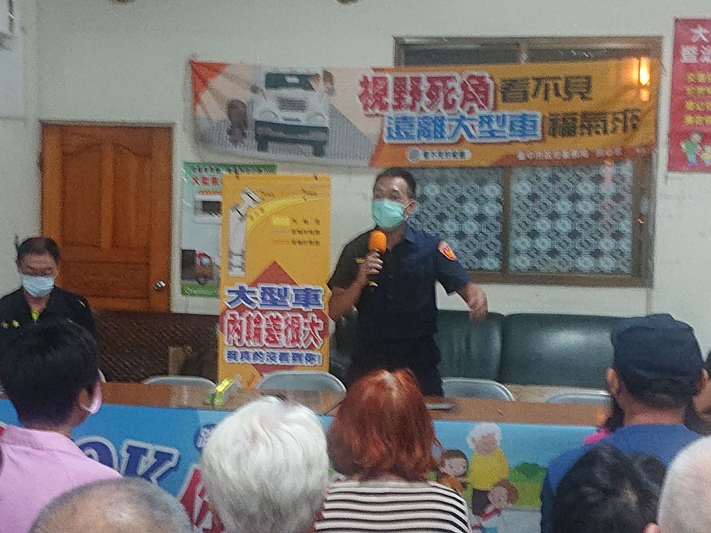 圖片說明:臺中市政府警察局第四分局大墩派出所前往田心里守望相助隊偕同田心里長一同舉辦治安座談會以凝聚社區意識。(記者謝榮浤翻攝)