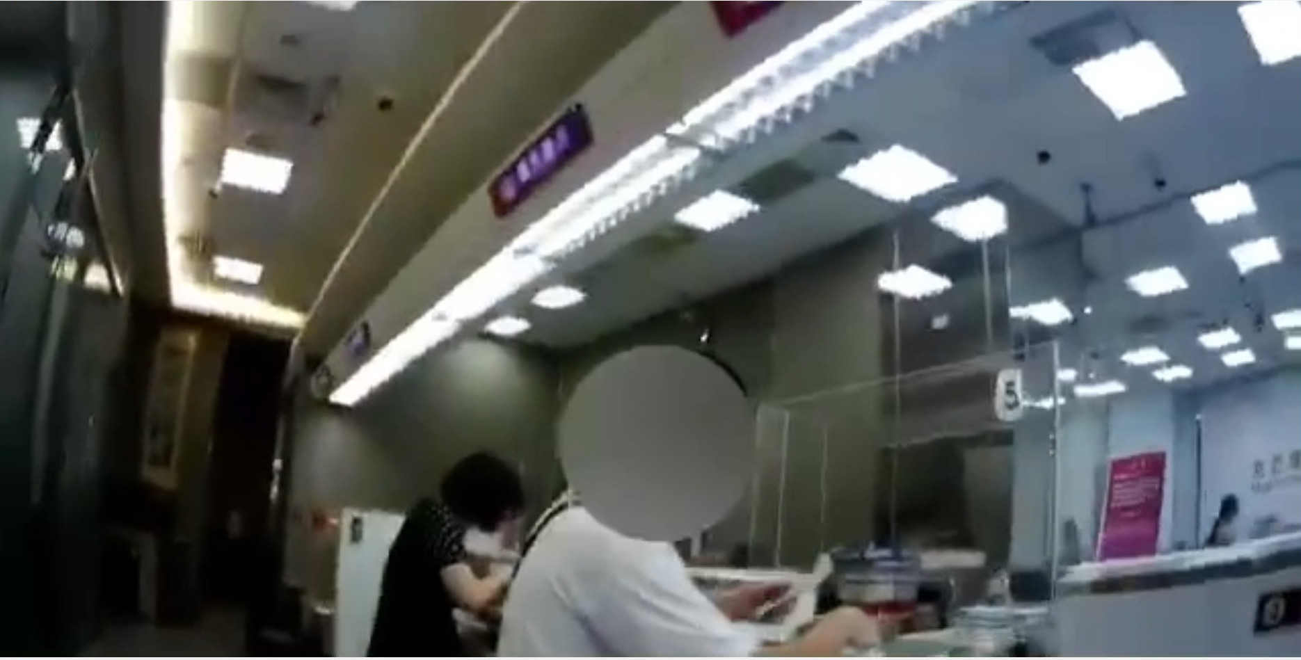 圖片說明:臺中市政府警察局第二分局永興派出所員警成功阻詐守住民眾40萬元。(記者謝榮浤翻攝)