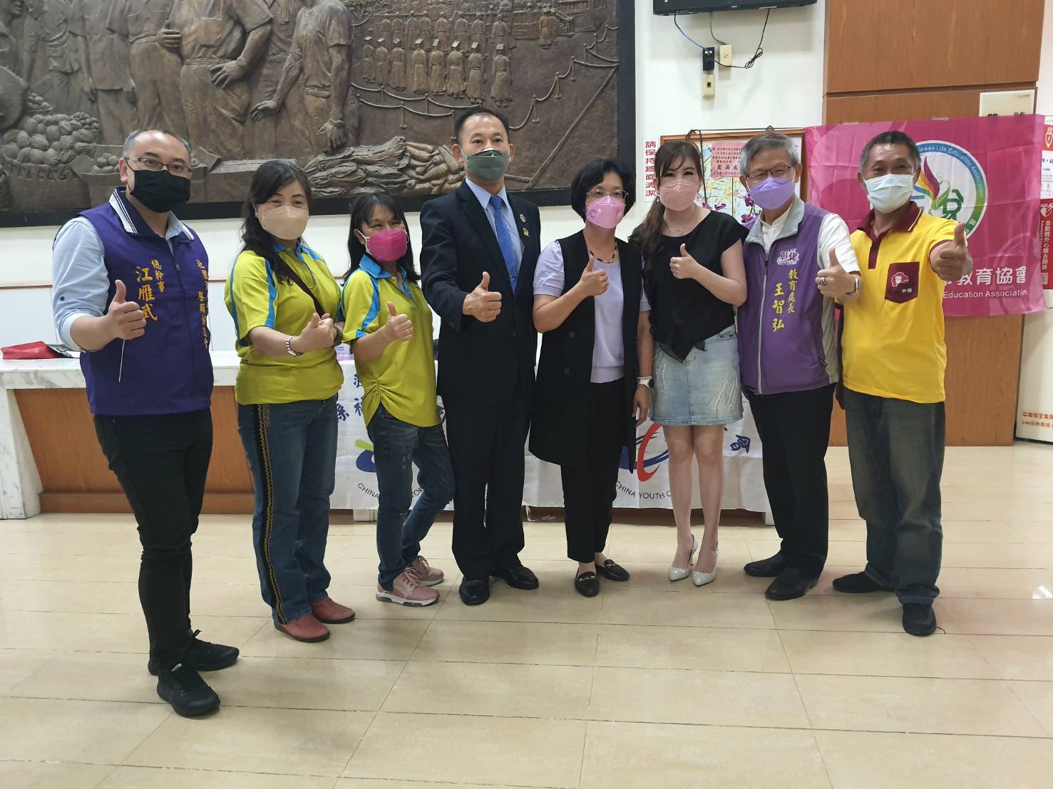 圖片說明:「舞動的生命-禮讚」暨反毒反霸凌宣導活動的舞蹈慈善公演,彰化縣長王惠美(右4)親自出席並與貴賓合影。(圖/天悅生命教育協會提供)
